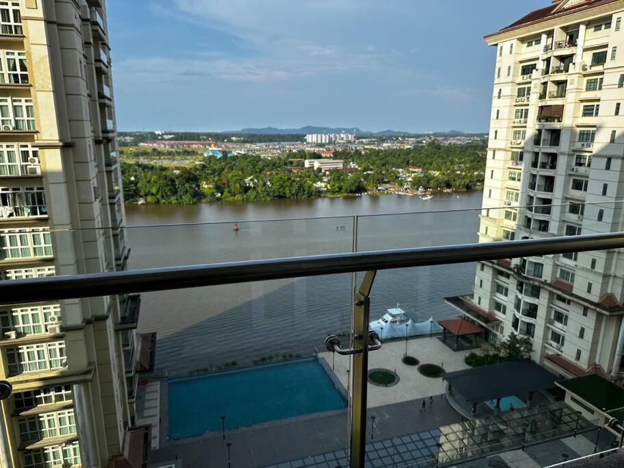 A.R Homestay Riverine Condominium Кучинг Экстерьер фото